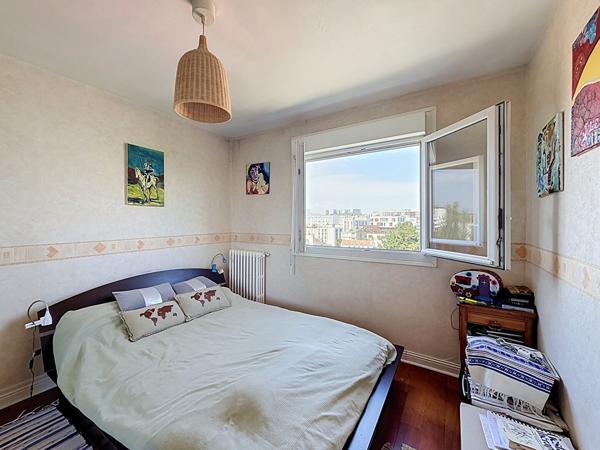 MONTREUIL, RUE ROCHEBRUNE, 10MIN DU METRO, AU CALME SUR JARDIN, DERNIER ETAGE, BEAU 2 PIECES TRAVERSANT AVEC UNE CAVE.