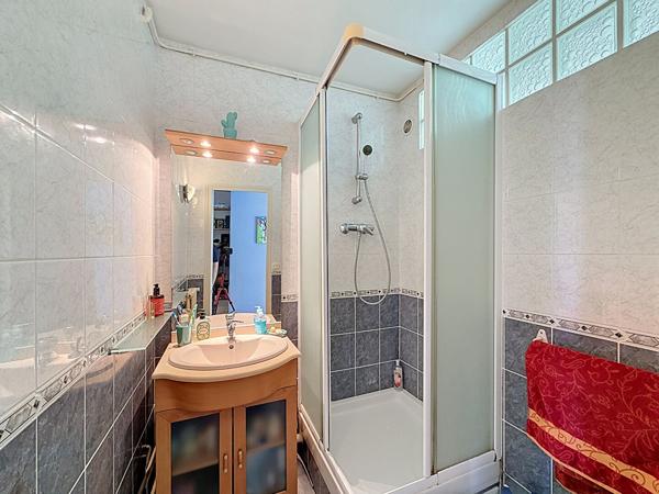 MONTREUIL, RUE ROCHEBRUNE, 10MIN DU METRO, AU CALME SUR JARDIN, DERNIER ETAGE, BEAU 2 PIECES TRAVERSANT AVEC UNE CAVE.