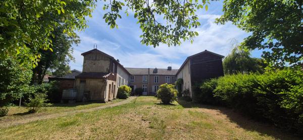 Belle Maison Bourgeoise à Réhabiliter de 396 m² avec Cour, Caves, Chaufferie Gaz, Greniers, Dépendances et Terrain clos et paysager de 2147 m²