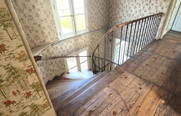 Belle Maison Bourgeoise à Réhabiliter de 396 m² avec Cour, Caves, Chaufferie Gaz, Greniers, Dépendances et Terrain clos et paysager de 2147 m²