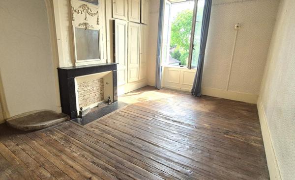 Belle Maison Bourgeoise à Réhabiliter de 396 m² avec Cour, Caves, Chaufferie Gaz, Greniers, Dépendances et Terrain clos et paysager de 2147 m²