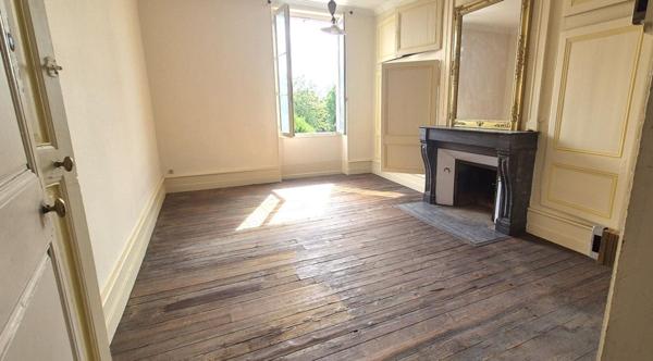 Belle Maison Bourgeoise à Réhabiliter de 396 m² avec Cour, Caves, Chaufferie Gaz, Greniers, Dépendances et Terrain clos et paysager de 2147 m²