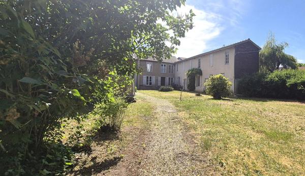 Belle Maison Bourgeoise à Réhabiliter de 396 m² avec Cour, Caves, Chaufferie Gaz, Greniers, Dépendances et Terrain clos et paysager de 2147 m²