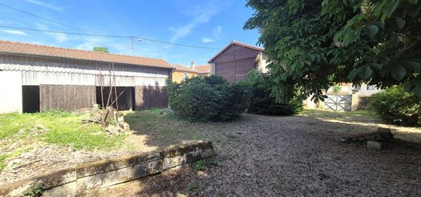 Belle Maison Bourgeoise à Réhabiliter de 396 m² avec Cour, Caves, Chaufferie Gaz, Greniers, Dépendances et Terrain clos et paysager de 2147 m²