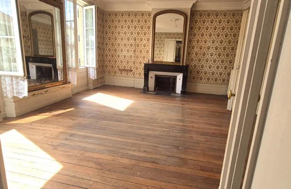Belle Maison Bourgeoise à Réhabiliter de 396 m² avec Cour, Caves, Chaufferie Gaz, Greniers, Dépendances et Terrain clos et paysager de 2147 m²