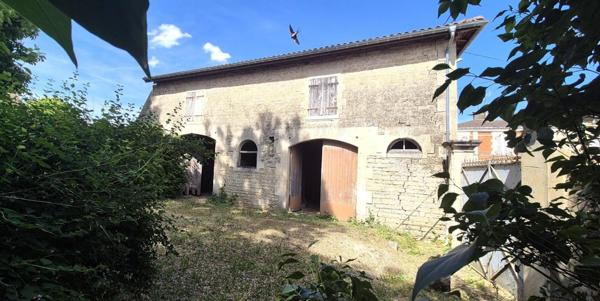 Belle Maison Bourgeoise à Réhabiliter de 396 m² avec Cour, Caves, Chaufferie Gaz, Greniers, Dépendances et Terrain clos et paysager de 2147 m²