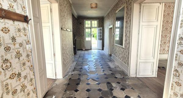 Belle Maison Bourgeoise à Réhabiliter de 396 m² avec Cour, Caves, Chaufferie Gaz, Greniers, Dépendances et Terrain clos et paysager de 2147 m²