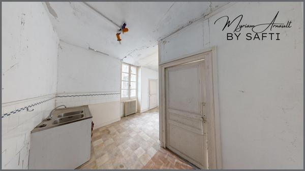 Maison de Maître, plein centre ville, 190 m², cave et dépendance