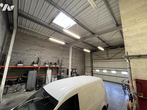 A VENDRE ENTREPOT AVEC BUREAUX ET GARAGES 