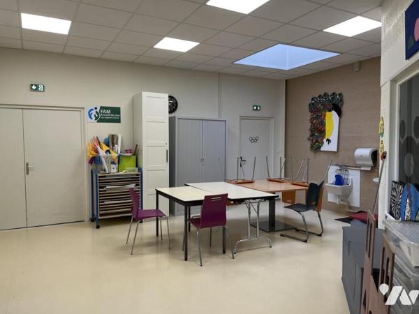 A VENDRE ENTREPOT AVEC BUREAUX ET GARAGES 