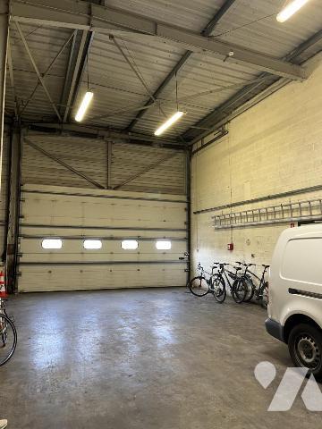 A VENDRE ENTREPOT AVEC BUREAUX ET GARAGES 