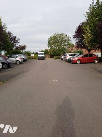 A VENDRE ENTREPOT AVEC BUREAUX ET GARAGES 