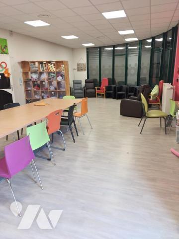 A VENDRE ENTREPOT AVEC BUREAUX ET GARAGES 