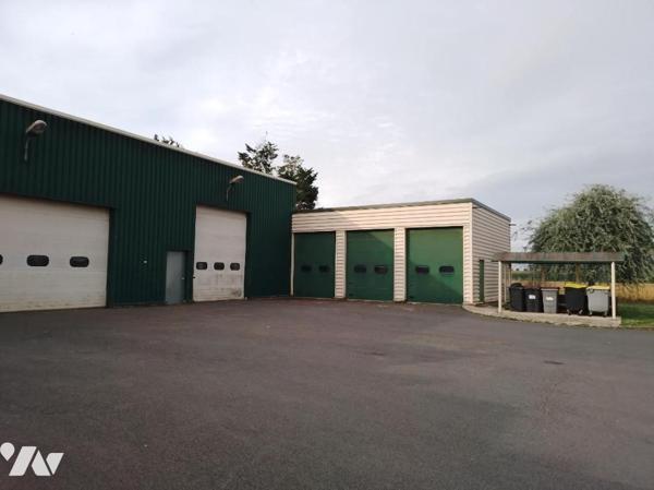 A VENDRE ENTREPOT AVEC BUREAUX ET GARAGES 