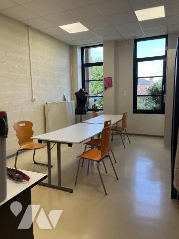 A VENDRE ENTREPOT AVEC BUREAUX ET GARAGES 