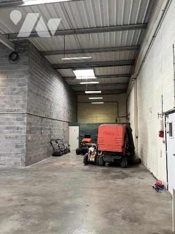 A VENDRE ENTREPOT AVEC BUREAUX ET GARAGES 