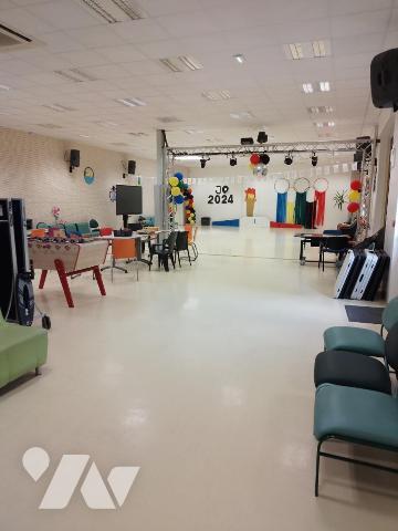 A VENDRE ENTREPOT AVEC BUREAUX ET GARAGES 