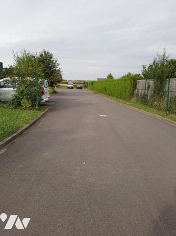 A VENDRE ENTREPOT AVEC BUREAUX ET GARAGES 