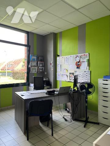 A VENDRE ENTREPOT AVEC BUREAUX ET GARAGES 