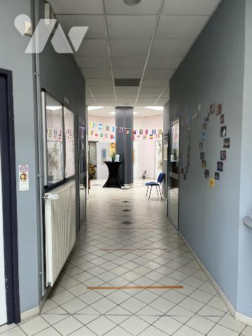 A VENDRE ENTREPOT AVEC BUREAUX ET GARAGES 