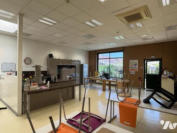 A VENDRE ENTREPOT AVEC BUREAUX ET GARAGES 