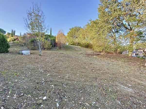 Ayguesvives (31450) Ayguesvives, dans le village, terrain constructible de 936m2.