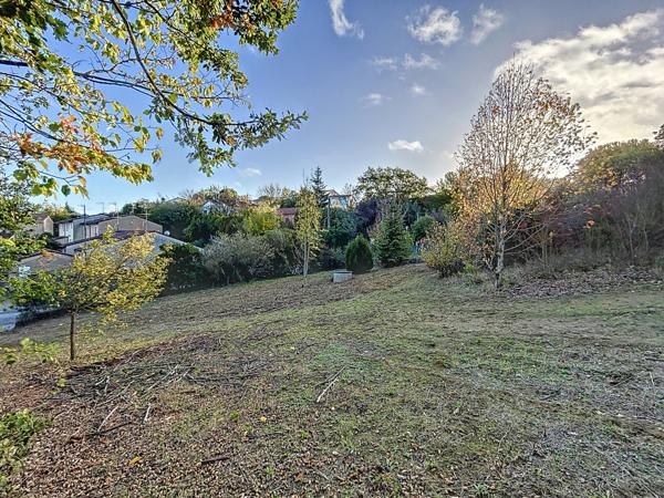 Ayguesvives (31450) Ayguesvives, dans le village, terrain constructible de 936m2.