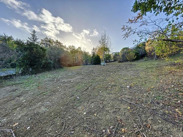 Ayguesvives (31450) Ayguesvives, dans le village, terrain constructible de 936m2.