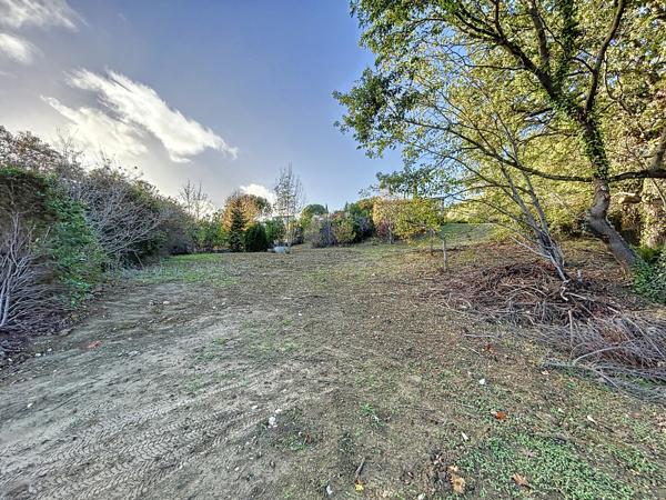 Ayguesvives (31450) Ayguesvives, dans le village, terrain constructible de 936m2.