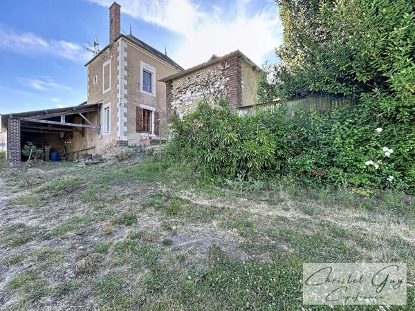 MONTVAL SUR LOIR (72) Maison de village à vendre 5 chambres, grange, appentis, cave et 1345 m² de terrain