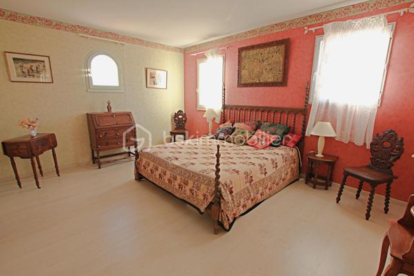OPPORTUNITÉ RARE - VILLA 4 FACES 135 M² - TERRAIN PISCINABLE 
Découvrez le coup de cœur de Villelongue-de-la-Salanque (66410) ! Idéalement située dans un lotissement calme et résidentiel, cette maison familiale en 4 faces disposant de 135 m² habitables est édifiée sur une généreuse parcelle de 680 m² environ offrant un cadre de vie exceptionnel.
Les Atouts Maîtres du Bien
•	Superficie & Terrain : 135 m² habitables sur 680 m² de terrain,
•	Terrain est piscinable, parfait pour l'été méditerranéen,
•	Localisation : Proximité immédiate de Perpignan et des plages à 5 km soit 8 minutes en voiture,
•	Villa 4 faces, assurant calme et luminosité,
 Configuration Familiale & Prestations
Cette villa de 5 pièces répond aux exigences du confort moderne :
•	Espace Nuit : 2 grandes chambres lumineuses de plain pied. 1 grande chambre avec dressings à l’étage.
•	Salles d'eau : 1 salles d'eau fonctionnelle avec WC , 1 salle d’eau et 1 WC séparé,
•	Espace Supplémentaire : Un vaste atelier de 25 m² (ancienne chambre) modulable en bureau, salle de sport, ou annexe,
•	Extérieurs : 2 terrasses idéales pour la détente et les repas,
Confort & Économies d'Énergie
•	Isolation : Double vitrage intégral,
•	Chauffage/Clim : Climatisation réversible et chauffage électrique,
•	Énergie : 6 panneaux solaires déjà installés, garantissant des dépenses énergétiques maîtrisées en autoconsommation et (ou) revente,
Potentiel Unique et Flexibilité
Cette maison offre des perspectives rares :
•	Indépendance Totale : Elle dispose de deux entrées autonomes, idéale pour une profession libérale, l'accueil familial, ou un projet locatif (rapport locatif),
•	Dépendances : Un garage fermé et place de stationnement privative, possibilité de rentrer un camping-car.
Une opportunité unique pour une famille exigeante ou un investisseur averti dans les Pyrénées-Orientales.
Contactez-nous sans tarder pour visiter ce bien rare !