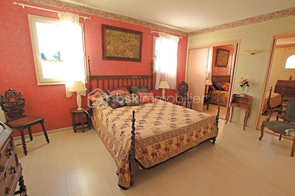 OPPORTUNITÉ RARE - VILLA 4 FACES 135 M² - TERRAIN PISCINABLE 
Découvrez le coup de cœur de Villelongue-de-la-Salanque (66410) ! Idéalement située dans un lotissement calme et résidentiel, cette maison familiale en 4 faces disposant de 135 m² habitables est édifiée sur une généreuse parcelle de 680 m² environ offrant un cadre de vie exceptionnel.
Les Atouts Maîtres du Bien
•	Superficie & Terrain : 135 m² habitables sur 680 m² de terrain,
•	Terrain est piscinable, parfait pour l'été méditerranéen,
•	Localisation : Proximité immédiate de Perpignan et des plages à 5 km soit 8 minutes en voiture,
•	Villa 4 faces, assurant calme et luminosité,
 Configuration Familiale & Prestations
Cette villa de 5 pièces répond aux exigences du confort moderne :
•	Espace Nuit : 2 grandes chambres lumineuses de plain pied. 1 grande chambre avec dressings à l’étage.
•	Salles d'eau : 1 salles d'eau fonctionnelle avec WC , 1 salle d’eau et 1 WC séparé,
•	Espace Supplémentaire : Un vaste atelier de 25 m² (ancienne chambre) modulable en bureau, salle de sport, ou annexe,
•	Extérieurs : 2 terrasses idéales pour la détente et les repas,
Confort & Économies d'Énergie
•	Isolation : Double vitrage intégral,
•	Chauffage/Clim : Climatisation réversible et chauffage électrique,
•	Énergie : 6 panneaux solaires déjà installés, garantissant des dépenses énergétiques maîtrisées en autoconsommation et (ou) revente,
Potentiel Unique et Flexibilité
Cette maison offre des perspectives rares :
•	Indépendance Totale : Elle dispose de deux entrées autonomes, idéale pour une profession libérale, l'accueil familial, ou un projet locatif (rapport locatif),
•	Dépendances : Un garage fermé et place de stationnement privative, possibilité de rentrer un camping-car.
Une opportunité unique pour une famille exigeante ou un investisseur averti dans les Pyrénées-Orientales.
Contactez-nous sans tarder pour visiter ce bien rare !