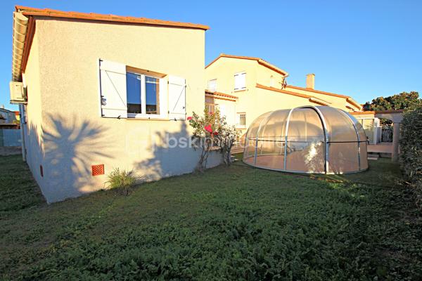 OPPORTUNITÉ RARE - VILLA 4 FACES 135 M² - TERRAIN PISCINABLE 
Découvrez le coup de cœur de Villelongue-de-la-Salanque (66410) ! Idéalement située dans un lotissement calme et résidentiel, cette maison familiale en 4 faces disposant de 135 m² habitables est édifiée sur une généreuse parcelle de 680 m² environ offrant un cadre de vie exceptionnel.
Les Atouts Maîtres du Bien
•	Superficie & Terrain : 135 m² habitables sur 680 m² de terrain,
•	Terrain est piscinable, parfait pour l'été méditerranéen,
•	Localisation : Proximité immédiate de Perpignan et des plages à 5 km soit 8 minutes en voiture,
•	Villa 4 faces, assurant calme et luminosité,
 Configuration Familiale & Prestations
Cette villa de 5 pièces répond aux exigences du confort moderne :
•	Espace Nuit : 2 grandes chambres lumineuses de plain pied. 1 grande chambre avec dressings à l’étage.
•	Salles d'eau : 1 salles d'eau fonctionnelle avec WC , 1 salle d’eau et 1 WC séparé,
•	Espace Supplémentaire : Un vaste atelier de 25 m² (ancienne chambre) modulable en bureau, salle de sport, ou annexe,
•	Extérieurs : 2 terrasses idéales pour la détente et les repas,
Confort & Économies d'Énergie
•	Isolation : Double vitrage intégral,
•	Chauffage/Clim : Climatisation réversible et chauffage électrique,
•	Énergie : 6 panneaux solaires déjà installés, garantissant des dépenses énergétiques maîtrisées en autoconsommation et (ou) revente,
Potentiel Unique et Flexibilité
Cette maison offre des perspectives rares :
•	Indépendance Totale : Elle dispose de deux entrées autonomes, idéale pour une profession libérale, l'accueil familial, ou un projet locatif (rapport locatif),
•	Dépendances : Un garage fermé et place de stationnement privative, possibilité de rentrer un camping-car.
Une opportunité unique pour une famille exigeante ou un investisseur averti dans les Pyrénées-Orientales.
Contactez-nous sans tarder pour visiter ce bien rare !