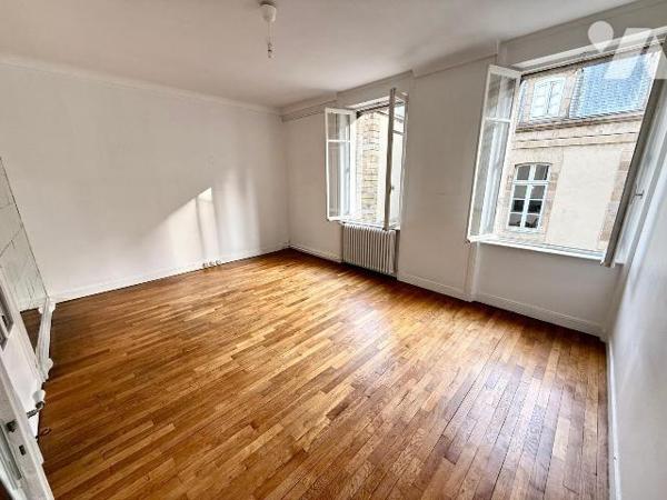 SAINT-MALO / INTRA-MUROS : Au coeur de la cité corsaire, découvrez cet appartement T4 traversan...