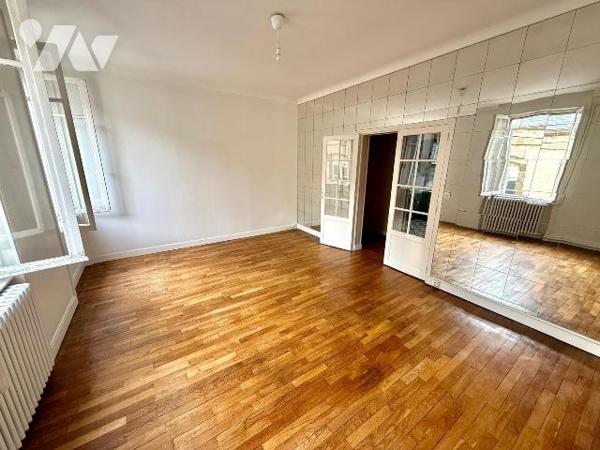 SAINT-MALO / INTRA-MUROS : Au coeur de la cité corsaire, découvrez cet appartement T4 traversan...