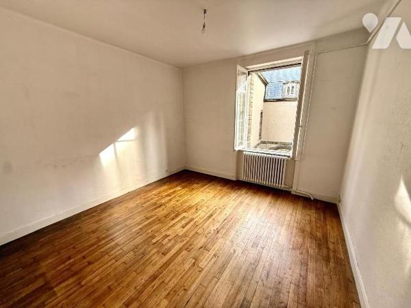 SAINT-MALO / INTRA-MUROS : Au coeur de la cité corsaire, découvrez cet appartement T4 traversan...