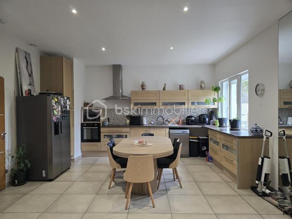 Située dans un secteur de Montélimar sur la route N7, cette agréable maison individuelle de plain-pied d'environ 77 m² habitables vous séduira par sa luminosité, ses prestations énergétiques et son agencement fonctionnel.

Dès l'entrée, découvrez une belle pièce de vie avec cuisine ouverte offrant un espace convivial et moderne. La maison dispose également de deux chambres, d'une salle d'eau, d'un WC indépendant, d'un dégagement et d'une buanderie.
La pièce de vie bénéficie également d'un puits de lumière, apportant une luminosité naturelle exceptionnelle tout au long de la journée et renforçant la sensation d'espace et de bien-être.

Côté confort, le bien bénéficie :
✅ d'une pompe à chaleur air/air installée récemment,
✅ d'une climatisation,
✅ de fenêtres en PVC double vitrage avec volets roulants,
✅ d'une isolation performante,
✅ de panneaux photovoltaïques contribuant à réduire les consommations énergétiques.
Une maison clé en main, idéale pour un premier achat, un couple ou un investissement locatif.
Pour plus d'informations ou organiser une visite, contactez-moi sans attendre.