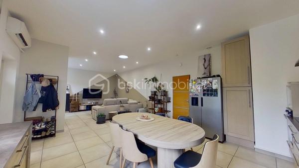 Située dans un secteur de Montélimar sur la route N7, cette agréable maison individuelle de plain-pied d'environ 77 m² habitables vous séduira par sa luminosité, ses prestations énergétiques et son agencement fonctionnel.

Dès l'entrée, découvrez une belle pièce de vie avec cuisine ouverte offrant un espace convivial et moderne. La maison dispose également de deux chambres, d'une salle d'eau, d'un WC indépendant, d'un dégagement et d'une buanderie.
La pièce de vie bénéficie également d'un puits de lumière, apportant une luminosité naturelle exceptionnelle tout au long de la journée et renforçant la sensation d'espace et de bien-être.

Côté confort, le bien bénéficie :
✅ d'une pompe à chaleur air/air installée récemment,
✅ d'une climatisation,
✅ de fenêtres en PVC double vitrage avec volets roulants,
✅ d'une isolation performante,
✅ de panneaux photovoltaïques contribuant à réduire les consommations énergétiques.
Une maison clé en main, idéale pour un premier achat, un couple ou un investissement locatif.
Pour plus d'informations ou organiser une visite, contactez-moi sans attendre.