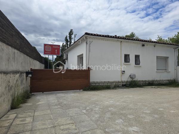 Située dans un secteur de Montélimar sur la route N7, cette agréable maison individuelle de plain-pied d'environ 77 m² habitables vous séduira par sa luminosité, ses prestations énergétiques et son agencement fonctionnel.

Dès l'entrée, découvrez une belle pièce de vie avec cuisine ouverte offrant un espace convivial et moderne. La maison dispose également de deux chambres, d'une salle d'eau, d'un WC indépendant, d'un dégagement et d'une buanderie.
La pièce de vie bénéficie également d'un puits de lumière, apportant une luminosité naturelle exceptionnelle tout au long de la journée et renforçant la sensation d'espace et de bien-être.

Côté confort, le bien bénéficie :
✅ d'une pompe à chaleur air/air installée récemment,
✅ d'une climatisation,
✅ de fenêtres en PVC double vitrage avec volets roulants,
✅ d'une isolation performante,
✅ de panneaux photovoltaïques contribuant à réduire les consommations énergétiques.
Une maison clé en main, idéale pour un premier achat, un couple ou un investissement locatif.
Pour plus d'informations ou organiser une visite, contactez-moi sans attendre.