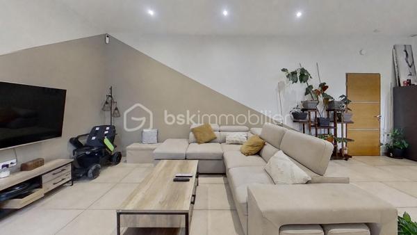 Située dans un secteur de Montélimar sur la route N7, cette agréable maison individuelle de plain-pied d'environ 77 m² habitables vous séduira par sa luminosité, ses prestations énergétiques et son agencement fonctionnel.

Dès l'entrée, découvrez une belle pièce de vie avec cuisine ouverte offrant un espace convivial et moderne. La maison dispose également de deux chambres, d'une salle d'eau, d'un WC indépendant, d'un dégagement et d'une buanderie.
La pièce de vie bénéficie également d'un puits de lumière, apportant une luminosité naturelle exceptionnelle tout au long de la journée et renforçant la sensation d'espace et de bien-être.

Côté confort, le bien bénéficie :
✅ d'une pompe à chaleur air/air installée récemment,
✅ d'une climatisation,
✅ de fenêtres en PVC double vitrage avec volets roulants,
✅ d'une isolation performante,
✅ de panneaux photovoltaïques contribuant à réduire les consommations énergétiques.
Une maison clé en main, idéale pour un premier achat, un couple ou un investissement locatif.
Pour plus d'informations ou organiser une visite, contactez-moi sans attendre.