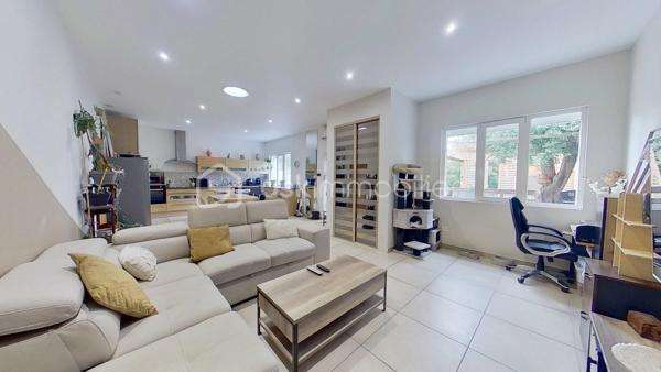 Située dans un secteur de Montélimar sur la route N7, cette agréable maison individuelle de plain-pied d'environ 77 m² habitables vous séduira par sa luminosité, ses prestations énergétiques et son agencement fonctionnel.

Dès l'entrée, découvrez une belle pièce de vie avec cuisine ouverte offrant un espace convivial et moderne. La maison dispose également de deux chambres, d'une salle d'eau, d'un WC indépendant, d'un dégagement et d'une buanderie.
La pièce de vie bénéficie également d'un puits de lumière, apportant une luminosité naturelle exceptionnelle tout au long de la journée et renforçant la sensation d'espace et de bien-être.

Côté confort, le bien bénéficie :
✅ d'une pompe à chaleur air/air installée récemment,
✅ d'une climatisation,
✅ de fenêtres en PVC double vitrage avec volets roulants,
✅ d'une isolation performante,
✅ de panneaux photovoltaïques contribuant à réduire les consommations énergétiques.
Une maison clé en main, idéale pour un premier achat, un couple ou un investissement locatif.
Pour plus d'informations ou organiser une visite, contactez-moi sans attendre.