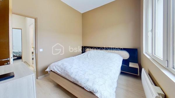 Située dans un secteur de Montélimar sur la route N7, cette agréable maison individuelle de plain-pied d'environ 77 m² habitables vous séduira par sa luminosité, ses prestations énergétiques et son agencement fonctionnel.

Dès l'entrée, découvrez une belle pièce de vie avec cuisine ouverte offrant un espace convivial et moderne. La maison dispose également de deux chambres, d'une salle d'eau, d'un WC indépendant, d'un dégagement et d'une buanderie.
La pièce de vie bénéficie également d'un puits de lumière, apportant une luminosité naturelle exceptionnelle tout au long de la journée et renforçant la sensation d'espace et de bien-être.

Côté confort, le bien bénéficie :
✅ d'une pompe à chaleur air/air installée récemment,
✅ d'une climatisation,
✅ de fenêtres en PVC double vitrage avec volets roulants,
✅ d'une isolation performante,
✅ de panneaux photovoltaïques contribuant à réduire les consommations énergétiques.
Une maison clé en main, idéale pour un premier achat, un couple ou un investissement locatif.
Pour plus d'informations ou organiser une visite, contactez-moi sans attendre.