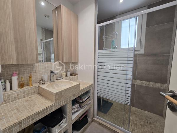 Située dans un secteur de Montélimar sur la route N7, cette agréable maison individuelle de plain-pied d'environ 77 m² habitables vous séduira par sa luminosité, ses prestations énergétiques et son agencement fonctionnel.

Dès l'entrée, découvrez une belle pièce de vie avec cuisine ouverte offrant un espace convivial et moderne. La maison dispose également de deux chambres, d'une salle d'eau, d'un WC indépendant, d'un dégagement et d'une buanderie.
La pièce de vie bénéficie également d'un puits de lumière, apportant une luminosité naturelle exceptionnelle tout au long de la journée et renforçant la sensation d'espace et de bien-être.

Côté confort, le bien bénéficie :
✅ d'une pompe à chaleur air/air installée récemment,
✅ d'une climatisation,
✅ de fenêtres en PVC double vitrage avec volets roulants,
✅ d'une isolation performante,
✅ de panneaux photovoltaïques contribuant à réduire les consommations énergétiques.
Une maison clé en main, idéale pour un premier achat, un couple ou un investissement locatif.
Pour plus d'informations ou organiser une visite, contactez-moi sans attendre.