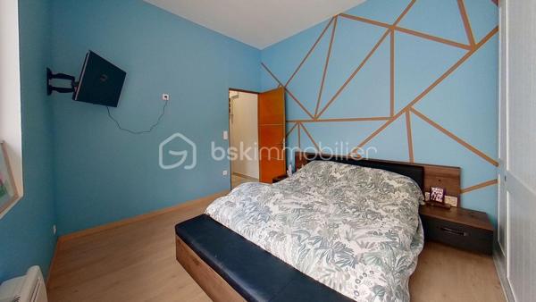 Située dans un secteur de Montélimar sur la route N7, cette agréable maison individuelle de plain-pied d'environ 77 m² habitables vous séduira par sa luminosité, ses prestations énergétiques et son agencement fonctionnel.

Dès l'entrée, découvrez une belle pièce de vie avec cuisine ouverte offrant un espace convivial et moderne. La maison dispose également de deux chambres, d'une salle d'eau, d'un WC indépendant, d'un dégagement et d'une buanderie.
La pièce de vie bénéficie également d'un puits de lumière, apportant une luminosité naturelle exceptionnelle tout au long de la journée et renforçant la sensation d'espace et de bien-être.

Côté confort, le bien bénéficie :
✅ d'une pompe à chaleur air/air installée récemment,
✅ d'une climatisation,
✅ de fenêtres en PVC double vitrage avec volets roulants,
✅ d'une isolation performante,
✅ de panneaux photovoltaïques contribuant à réduire les consommations énergétiques.
Une maison clé en main, idéale pour un premier achat, un couple ou un investissement locatif.
Pour plus d'informations ou organiser une visite, contactez-moi sans attendre.