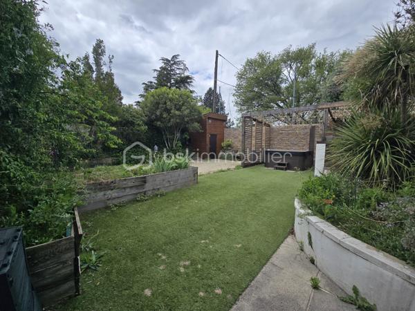 Située dans un secteur de Montélimar sur la route N7, cette agréable maison individuelle de plain-pied d'environ 77 m² habitables vous séduira par sa luminosité, ses prestations énergétiques et son agencement fonctionnel.

Dès l'entrée, découvrez une belle pièce de vie avec cuisine ouverte offrant un espace convivial et moderne. La maison dispose également de deux chambres, d'une salle d'eau, d'un WC indépendant, d'un dégagement et d'une buanderie.
La pièce de vie bénéficie également d'un puits de lumière, apportant une luminosité naturelle exceptionnelle tout au long de la journée et renforçant la sensation d'espace et de bien-être.

Côté confort, le bien bénéficie :
✅ d'une pompe à chaleur air/air installée récemment,
✅ d'une climatisation,
✅ de fenêtres en PVC double vitrage avec volets roulants,
✅ d'une isolation performante,
✅ de panneaux photovoltaïques contribuant à réduire les consommations énergétiques.
Une maison clé en main, idéale pour un premier achat, un couple ou un investissement locatif.
Pour plus d'informations ou organiser une visite, contactez-moi sans attendre.