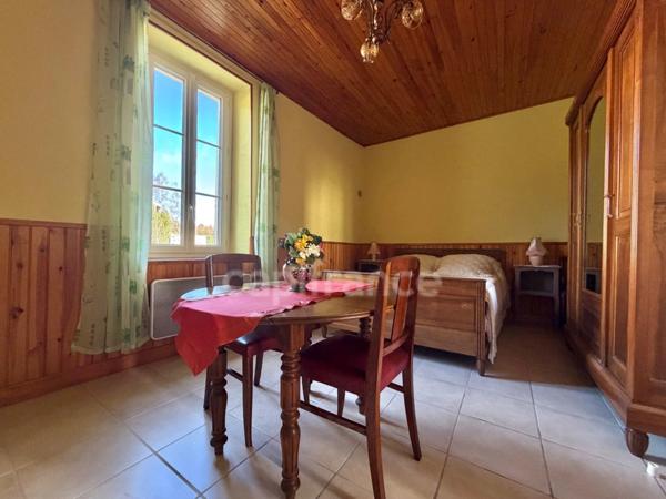 MAISON 120 M², TERRAIN CLOS 1 525 M², DOUBLE VITRAGE, 3 CHAMBRES, TAXE FONCIÈRE 419 €, HAMEAU PAISIBLE