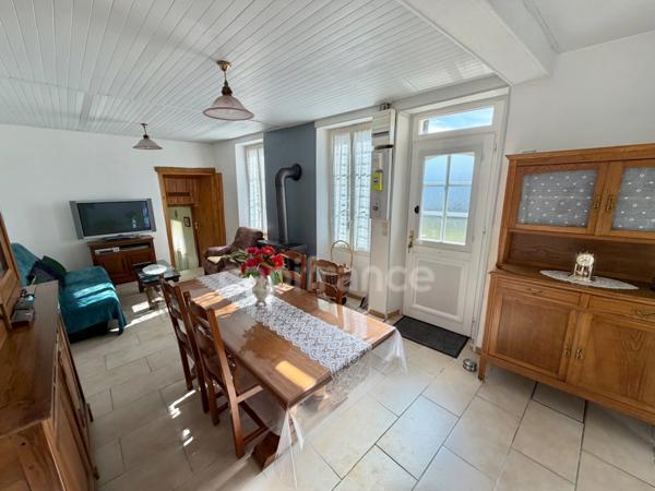 MAISON 120 M², TERRAIN CLOS 1 525 M², DOUBLE VITRAGE, 3 CHAMBRES, TAXE FONCIÈRE 419 €, HAMEAU PAISIBLE