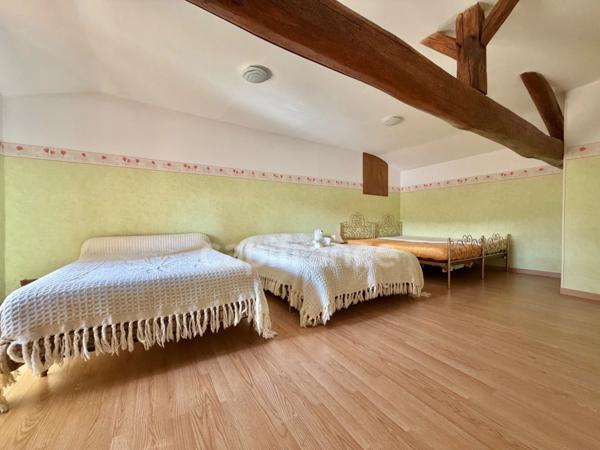 MAISON 120 M², TERRAIN CLOS 1 525 M², DOUBLE VITRAGE, 3 CHAMBRES, TAXE FONCIÈRE 419 €, HAMEAU PAISIBLE