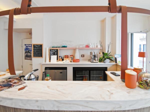 Hérault La Grande motte (34280) à vendre Murs & fonds fonds de commerce hôtel -10 ch de 200 m 2 à 100 m plage et port.