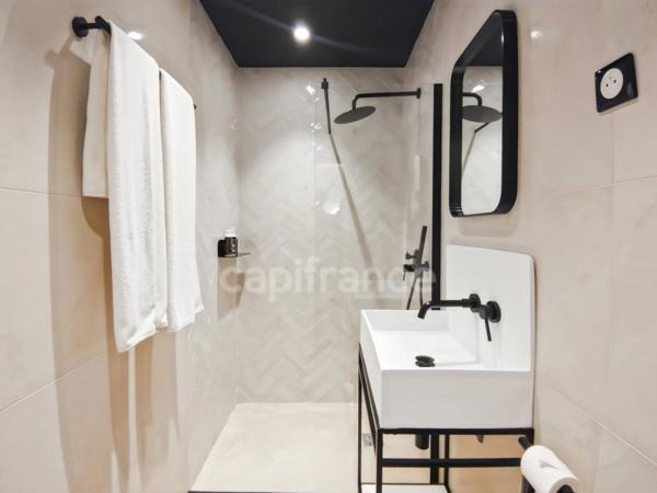 Hérault La Grande motte (34280) à vendre Murs & fonds fonds de commerce hôtel -10 ch de 200 m 2 à 100 m plage et port.